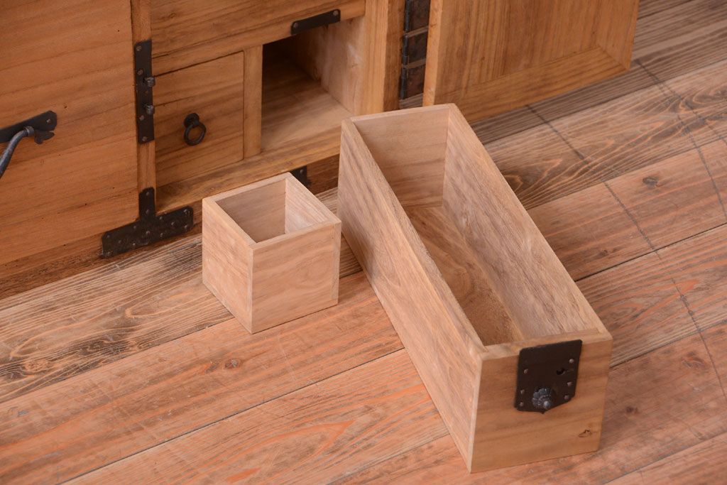 アンティーク家具　古民具・骨董　明治期　かくし付き!木肌が美しい総桐材の観音開き衣装箪笥(桐箪笥、桐たんす)