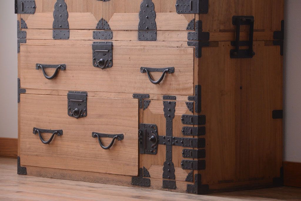 アンティーク家具　古民具・骨董　明治期　かくし付き!木肌が美しい総桐材の観音開き衣装箪笥(桐箪笥、桐たんす)