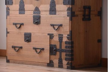 アンティーク家具　古民具・骨董　明治期　かくし付き!木肌が美しい総桐材の観音開き衣装箪笥(桐箪笥、桐たんす)