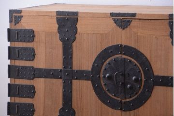 アンティーク家具　古民具・骨董　明治期　かくし付き!木肌が美しい総桐材の観音開き衣装箪笥(桐箪笥、桐たんす)