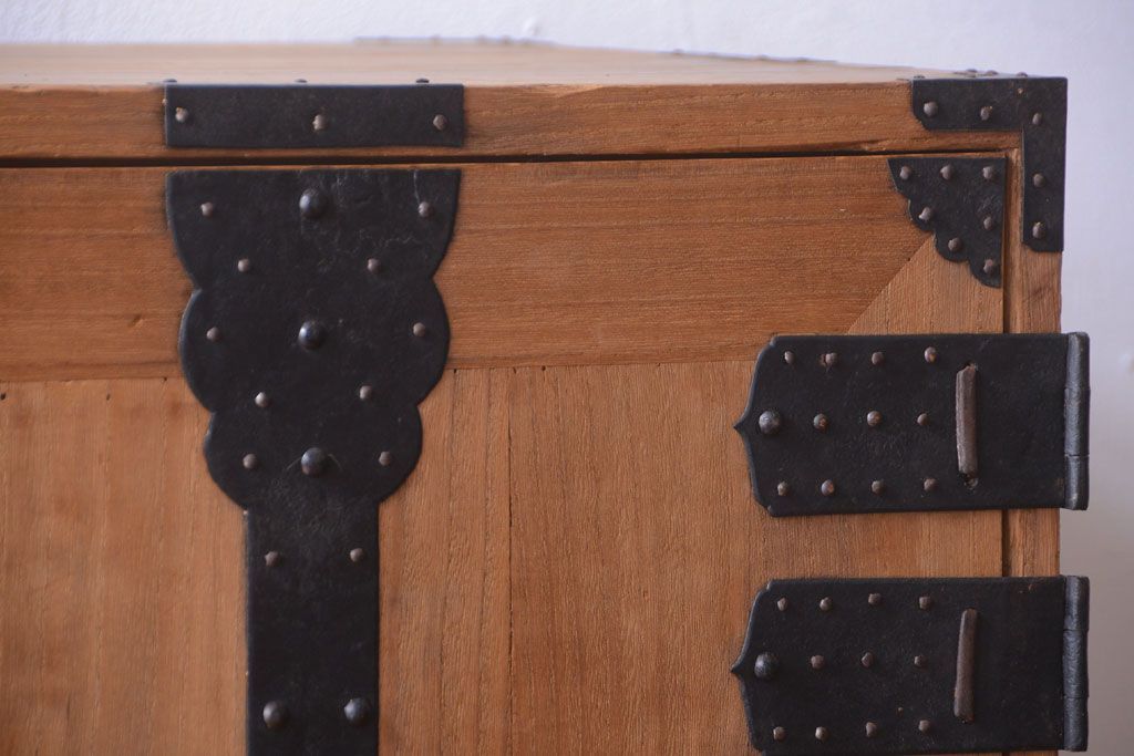 アンティーク家具　古民具・骨董　明治期　かくし付き!木肌が美しい総桐材の観音開き衣装箪笥(桐箪笥、桐たんす)