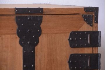 アンティーク家具　古民具・骨董　明治期　かくし付き!木肌が美しい総桐材の観音開き衣装箪笥(桐箪笥、桐たんす)