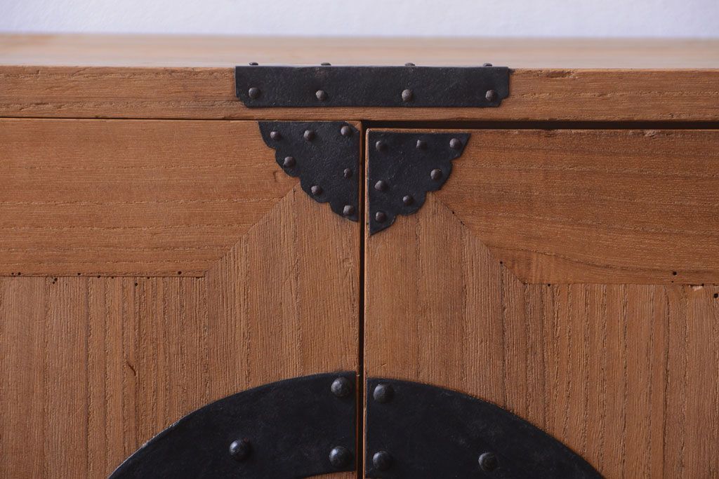 アンティーク家具　古民具・骨董　明治期　かくし付き!木肌が美しい総桐材の観音開き衣装箪笥(桐箪笥、桐たんす)