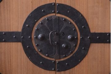 アンティーク家具　古民具・骨董　明治期　かくし付き!木肌が美しい総桐材の観音開き衣装箪笥(桐箪笥、桐たんす)