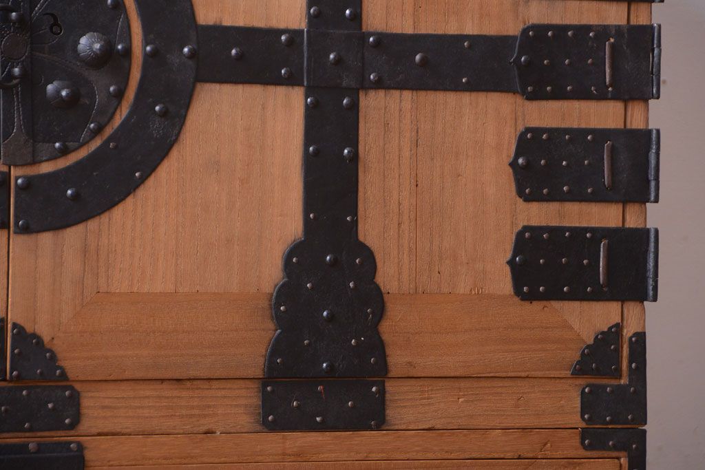 アンティーク家具　古民具・骨董　明治期　かくし付き!木肌が美しい総桐材の観音開き衣装箪笥(桐箪笥、桐たんす)