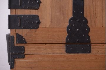 アンティーク家具　古民具・骨董　明治期　かくし付き!木肌が美しい総桐材の観音開き衣装箪笥(桐箪笥、桐たんす)