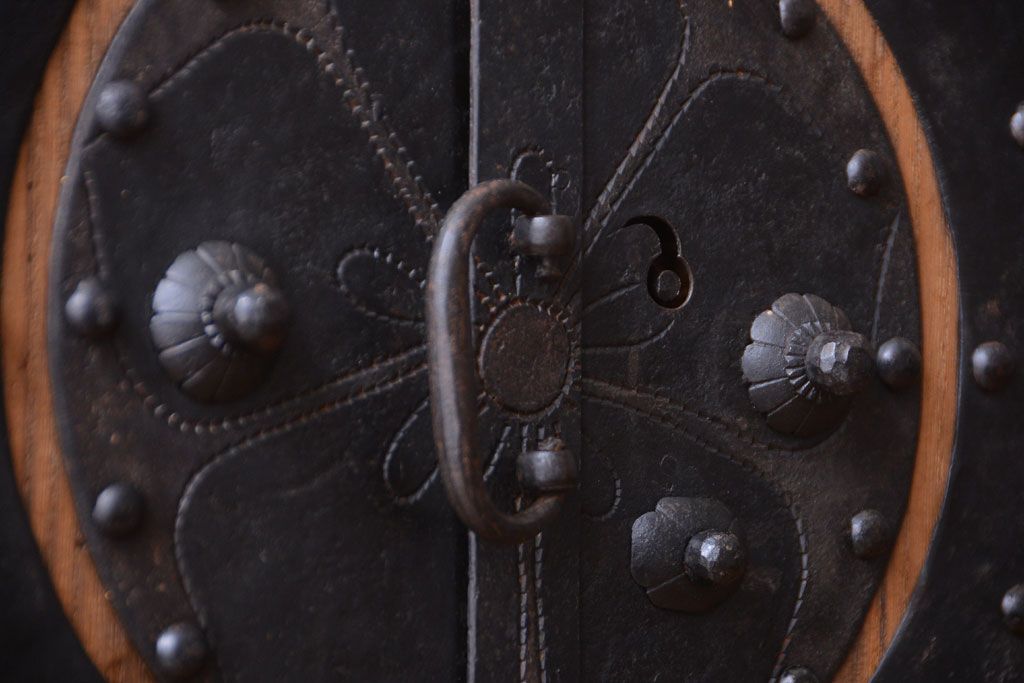 アンティーク家具　古民具・骨董　明治期　かくし付き!木肌が美しい総桐材の観音開き衣装箪笥(桐箪笥、桐たんす)