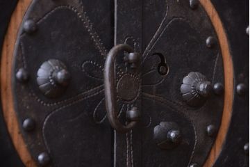 アンティーク家具　古民具・骨董　明治期　かくし付き!木肌が美しい総桐材の観音開き衣装箪笥(桐箪笥、桐たんす)