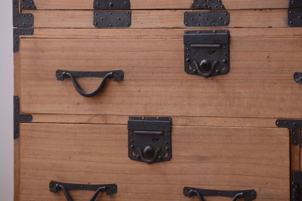 アンティーク家具　古民具・骨董　明治期　かくし付き!木肌が美しい総桐材の観音開き衣装箪笥(桐箪笥、桐たんす)