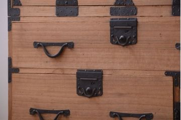 アンティーク家具　古民具・骨董　明治期　かくし付き!木肌が美しい総桐材の観音開き衣装箪笥(桐箪笥、桐たんす)