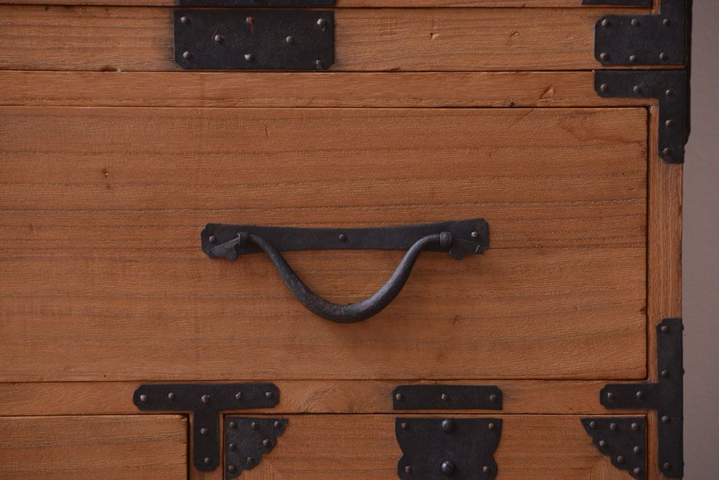 アンティーク家具　古民具・骨董　明治期　かくし付き!木肌が美しい総桐材の観音開き衣装箪笥(桐箪笥、桐たんす)