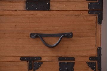 アンティーク家具　古民具・骨董　明治期　かくし付き!木肌が美しい総桐材の観音開き衣装箪笥(桐箪笥、桐たんす)