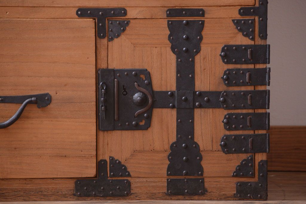 アンティーク家具　古民具・骨董　明治期　かくし付き!木肌が美しい総桐材の観音開き衣装箪笥(桐箪笥、桐たんす)