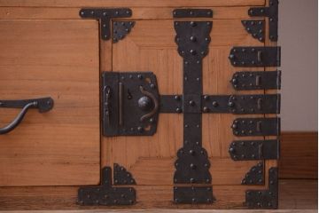 アンティーク家具　古民具・骨董　明治期　かくし付き!木肌が美しい総桐材の観音開き衣装箪笥(桐箪笥、桐たんす)