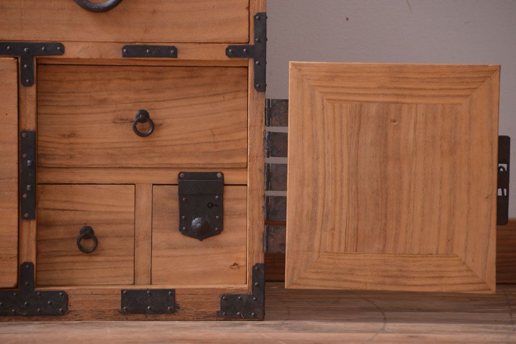 アンティーク家具　古民具・骨董　明治期　かくし付き!木肌が美しい総桐材の観音開き衣装箪笥(桐箪笥、桐たんす)