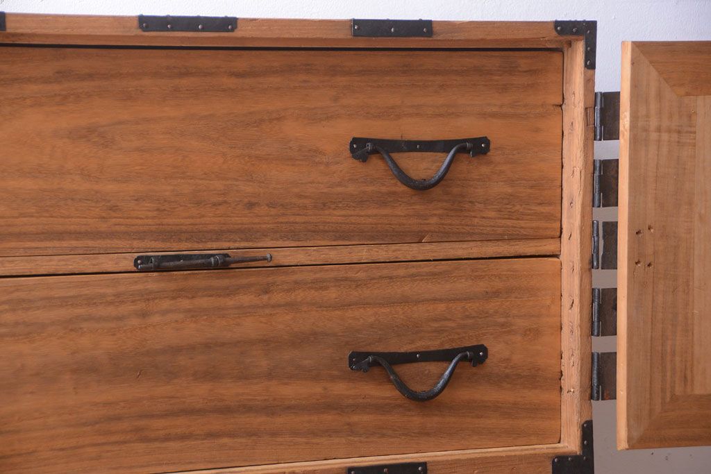 アンティーク家具　古民具・骨董　明治期　かくし付き!木肌が美しい総桐材の観音開き衣装箪笥(桐箪笥、桐たんす)