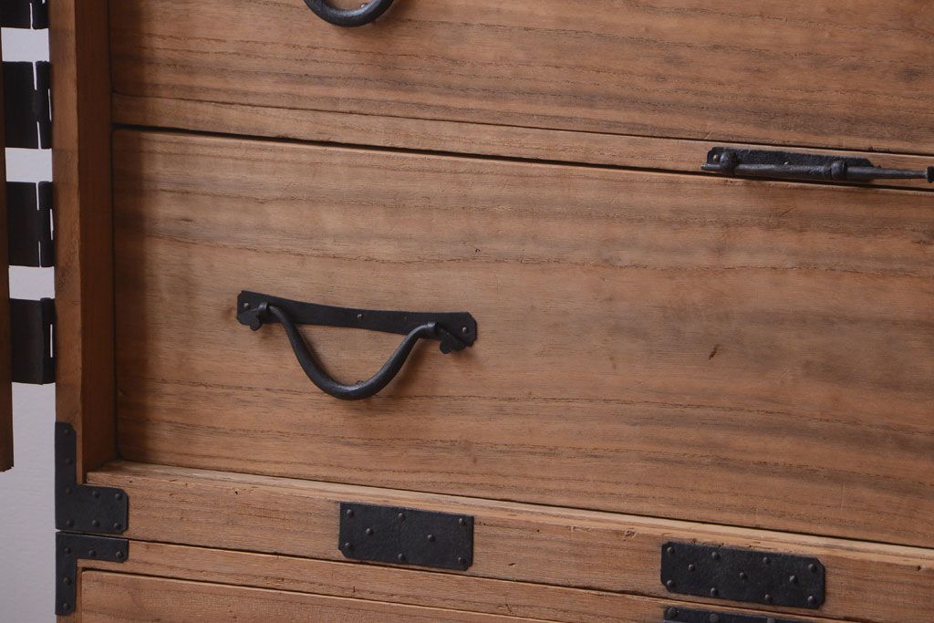 アンティーク家具　古民具・骨董　明治期　かくし付き!木肌が美しい総桐材の観音開き衣装箪笥(桐箪笥、桐たんす)