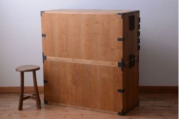 アンティーク家具　古民具・骨董　明治期　かくし付き!木肌が美しい総桐材の観音開き衣装箪笥(桐箪笥、桐たんす)