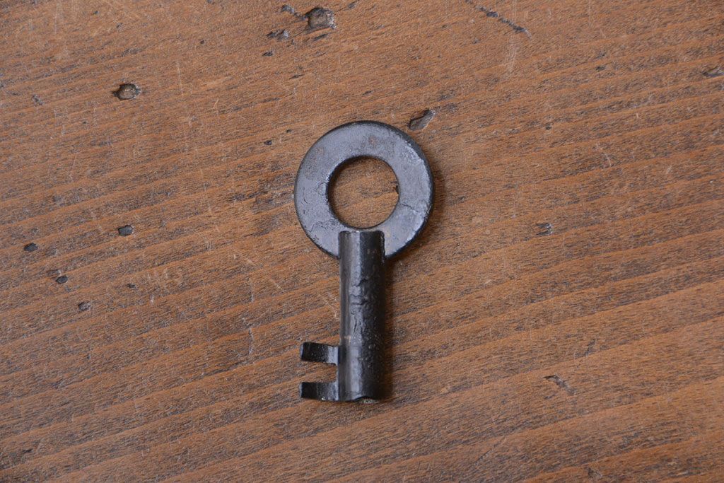 アンティーク家具　古民具・骨董　明治期　かくし付き!木肌が美しい総桐材の観音開き衣装箪笥(桐箪笥、桐たんす)