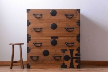 アンティーク家具　古民具・骨董　シンプルな丸金具の木味衣装箪笥