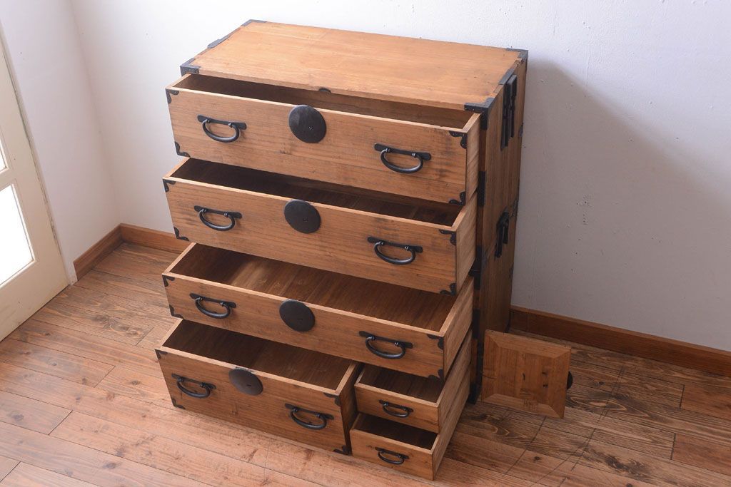 アンティーク家具　古民具・骨董　シンプルな丸金具の木味衣装箪笥