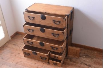 アンティーク家具　古民具・骨董　シンプルな丸金具の木味衣装箪笥