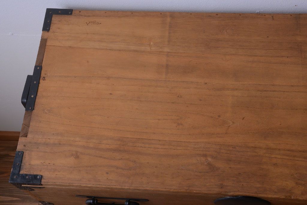 アンティーク家具　古民具・骨董　シンプルな丸金具の木味衣装箪笥