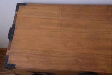 アンティーク家具　古民具・骨董　シンプルな丸金具の木味衣装箪笥