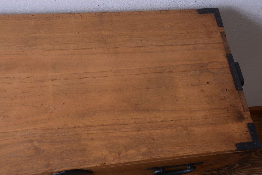 アンティーク家具　古民具・骨董　シンプルな丸金具の木味衣装箪笥