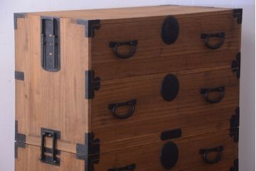 アンティーク家具　古民具・骨董　シンプルな丸金具の木味衣装箪笥