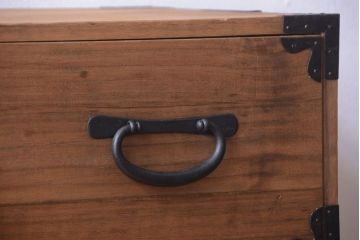 アンティーク家具　古民具・骨董　シンプルな丸金具の木味衣装箪笥