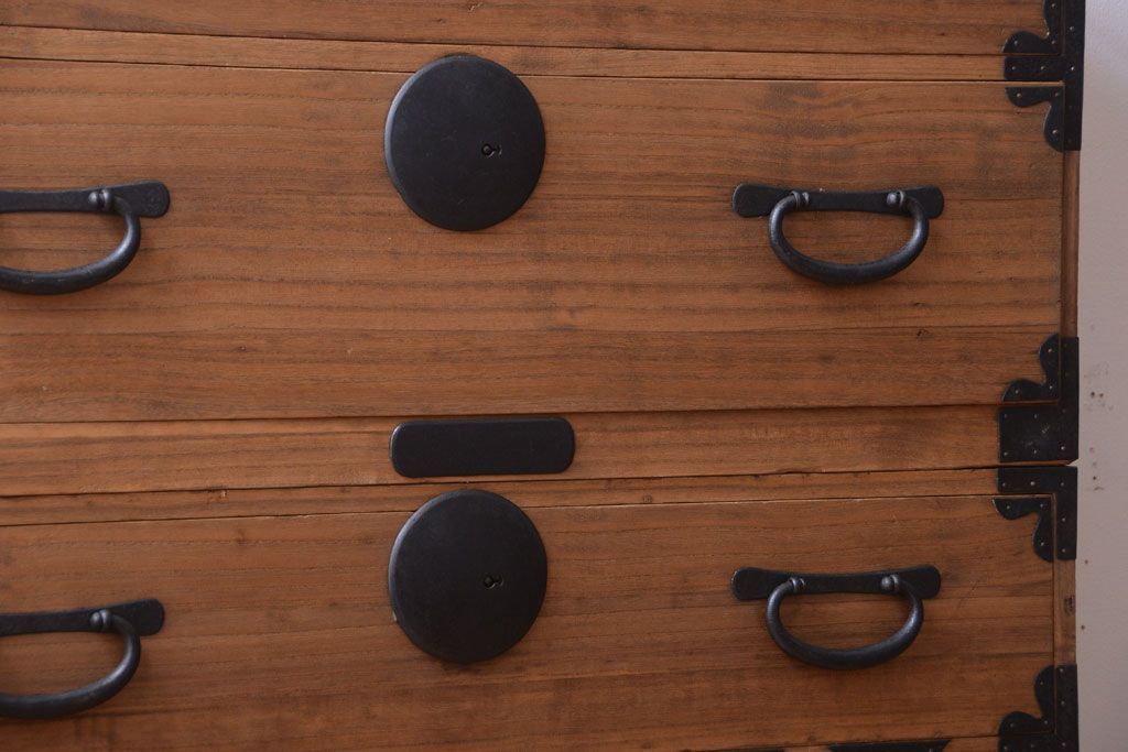 アンティーク家具　古民具・骨董　シンプルな丸金具の木味衣装箪笥