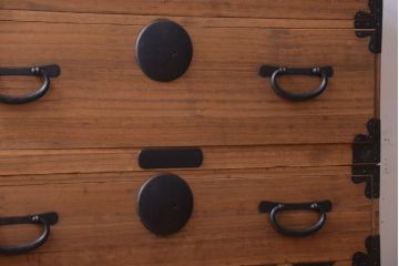 アンティーク家具　古民具・骨董　シンプルな丸金具の木味衣装箪笥