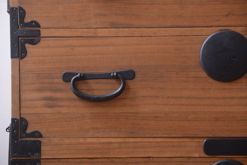 アンティーク家具　古民具・骨董　シンプルな丸金具の木味衣装箪笥