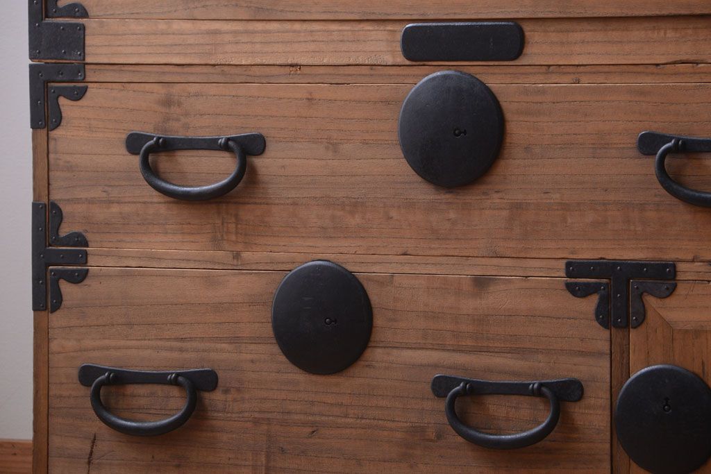 アンティーク家具　古民具・骨董　シンプルな丸金具の木味衣装箪笥