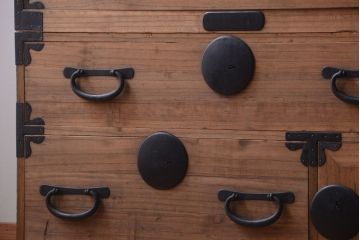 アンティーク家具　古民具・骨董　シンプルな丸金具の木味衣装箪笥