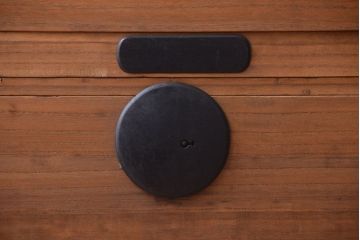 アンティーク家具　古民具・骨董　シンプルな丸金具の木味衣装箪笥