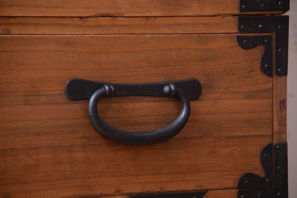 アンティーク家具　古民具・骨董　シンプルな丸金具の木味衣装箪笥