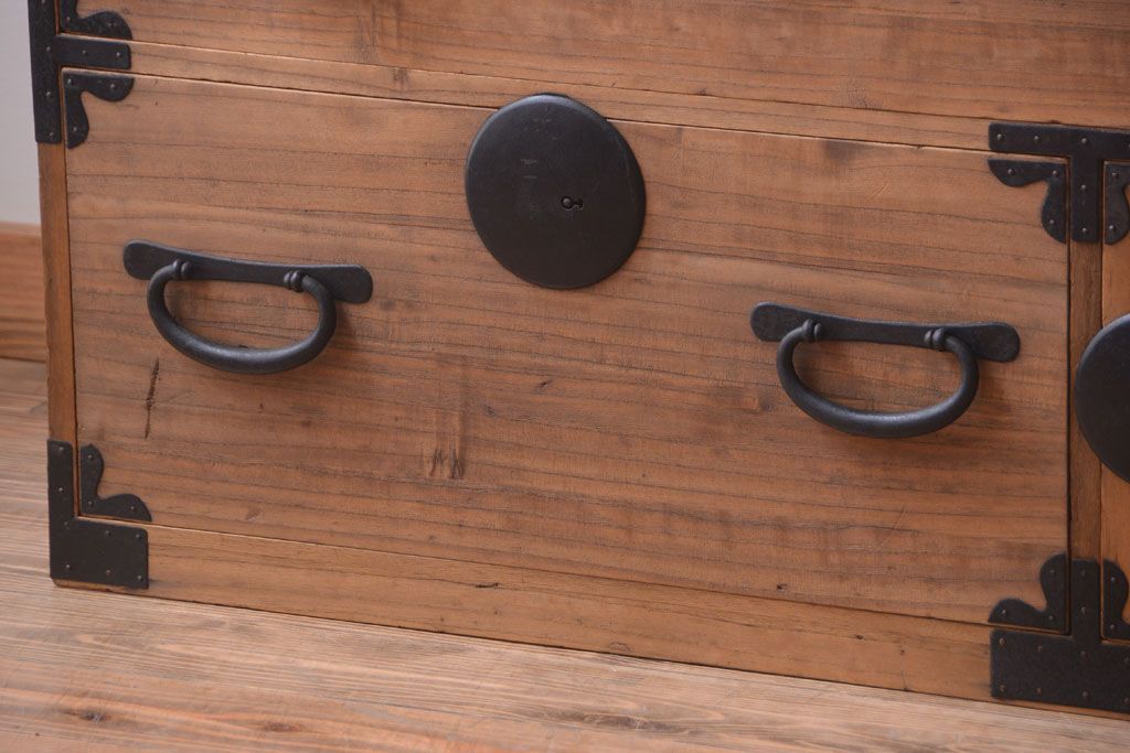 アンティーク家具　古民具・骨董　シンプルな丸金具の木味衣装箪笥