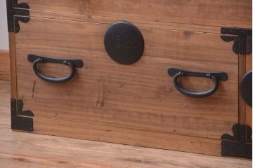 アンティーク家具　古民具・骨董　シンプルな丸金具の木味衣装箪笥