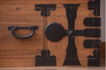 アンティーク家具　古民具・骨董　シンプルな丸金具の木味衣装箪笥