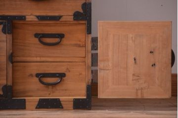 アンティーク家具　古民具・骨董　シンプルな丸金具の木味衣装箪笥