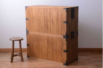 アンティーク家具　古民具・骨董　シンプルな丸金具の木味衣装箪笥