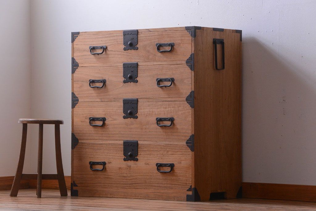 アンティーク家具　古民具・骨董　明治〜大正期　上質な造りの総桐材製一本物アンティーク衣装箪笥(桐箪笥、桐たんす)