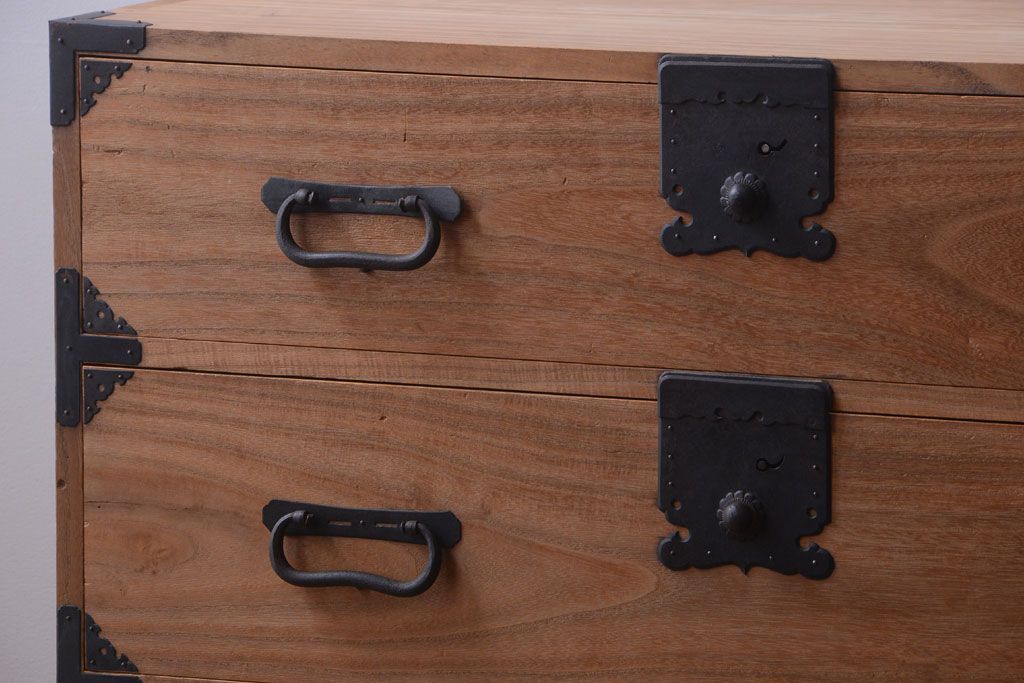 アンティーク家具　古民具・骨董　明治〜大正期　上質な造りの総桐材製一本物アンティーク衣装箪笥(桐箪笥、桐たんす)