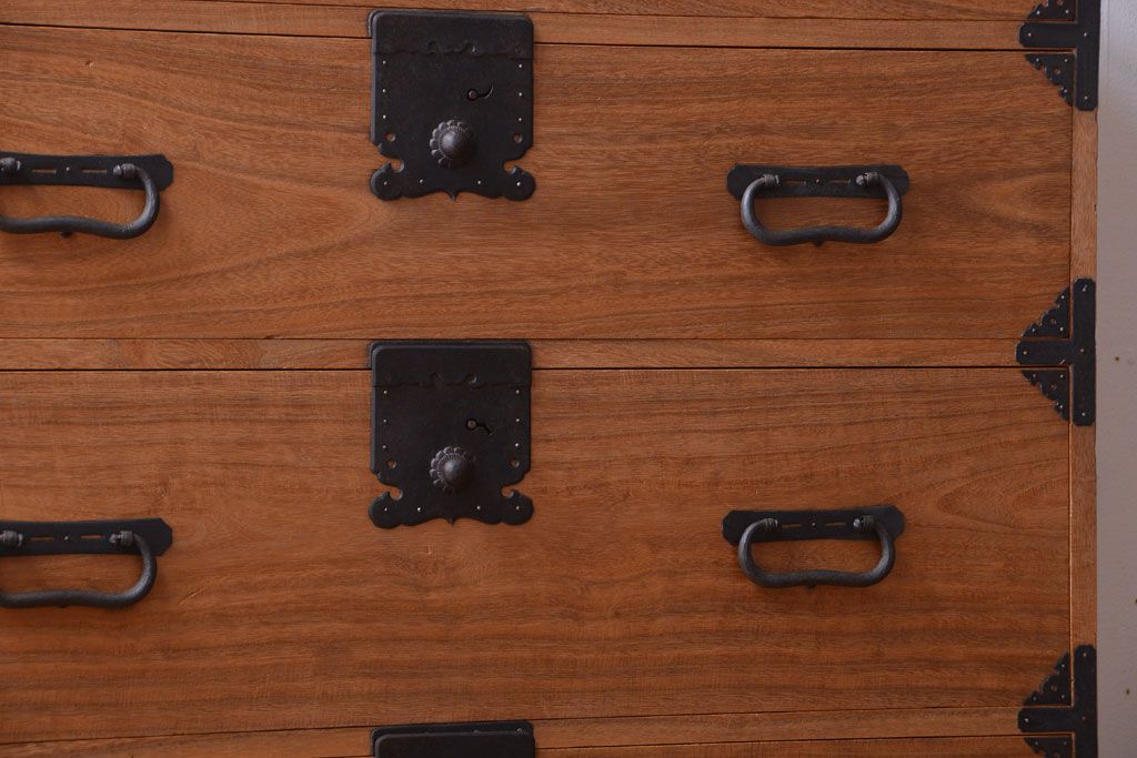 アンティーク家具　古民具・骨董　明治〜大正期　上質な造りの総桐材製一本物アンティーク衣装箪笥(桐箪笥、桐たんす)