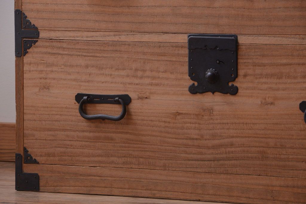 アンティーク家具　古民具・骨董　明治〜大正期　上質な造りの総桐材製一本物アンティーク衣装箪笥(桐箪笥、桐たんす)