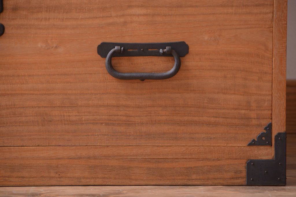 アンティーク家具　古民具・骨董　明治〜大正期　上質な造りの総桐材製一本物アンティーク衣装箪笥(桐箪笥、桐たんす)