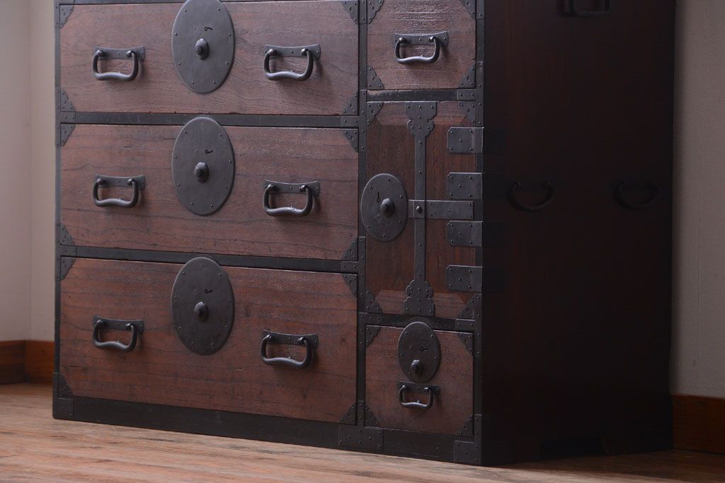 アンティーク家具　古民具・骨董　前面桐材!大きな丸金具の一本物アンティーク最上箪笥(桐箪笥、桐たんす)