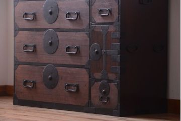 アンティーク家具　古民具・骨董　前面桐材!大きな丸金具の一本物アンティーク最上箪笥(桐箪笥、桐たんす)